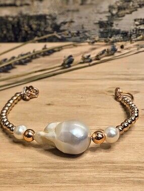 Large Baroque Pearl Centerpiece With Gold Ball Beads Bracelet